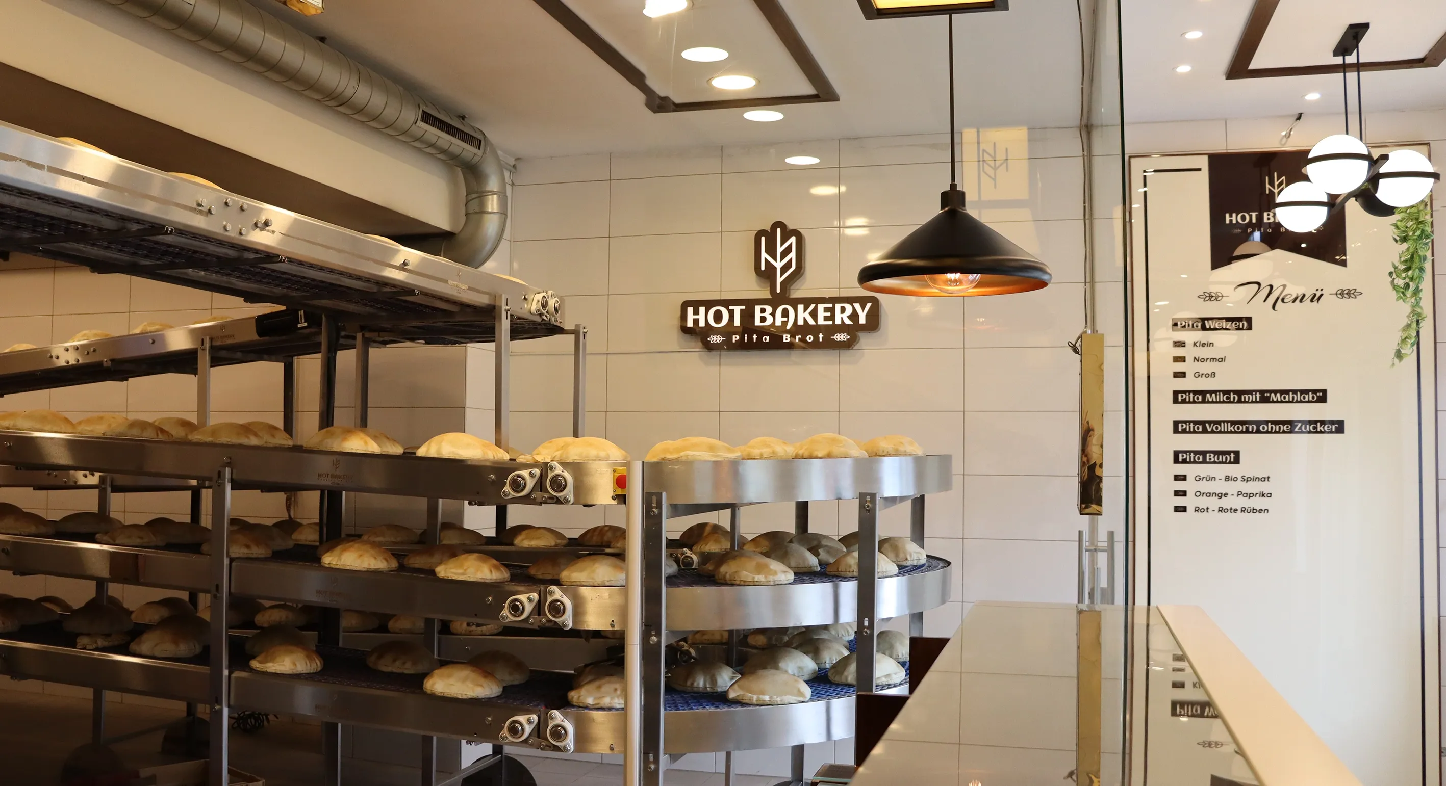 Eröffnung des ersten Geschäfts.